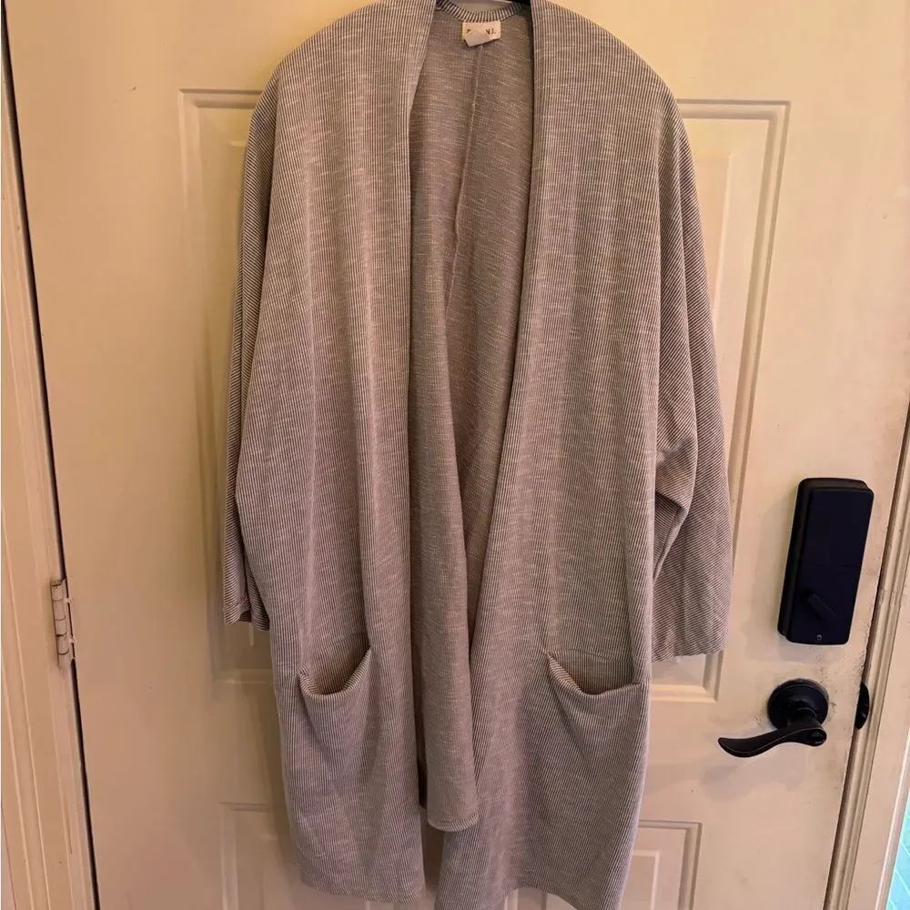 DONNI. Striped Gray and White Top - Picture 5 of 5